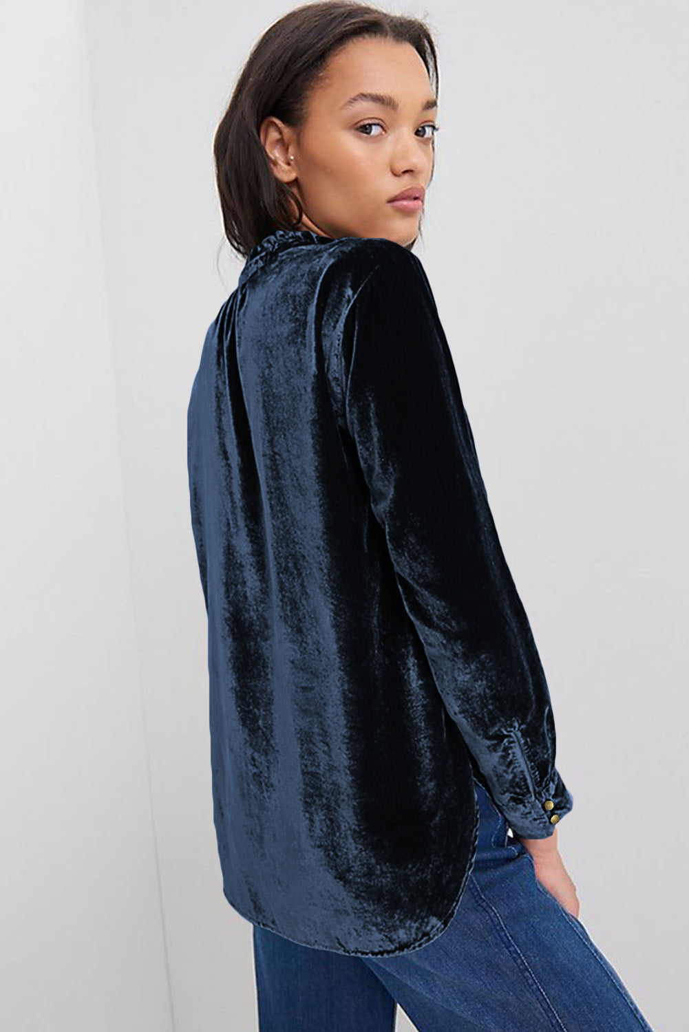 Blusa de manga larga con cuello alto, medio botón y volantes