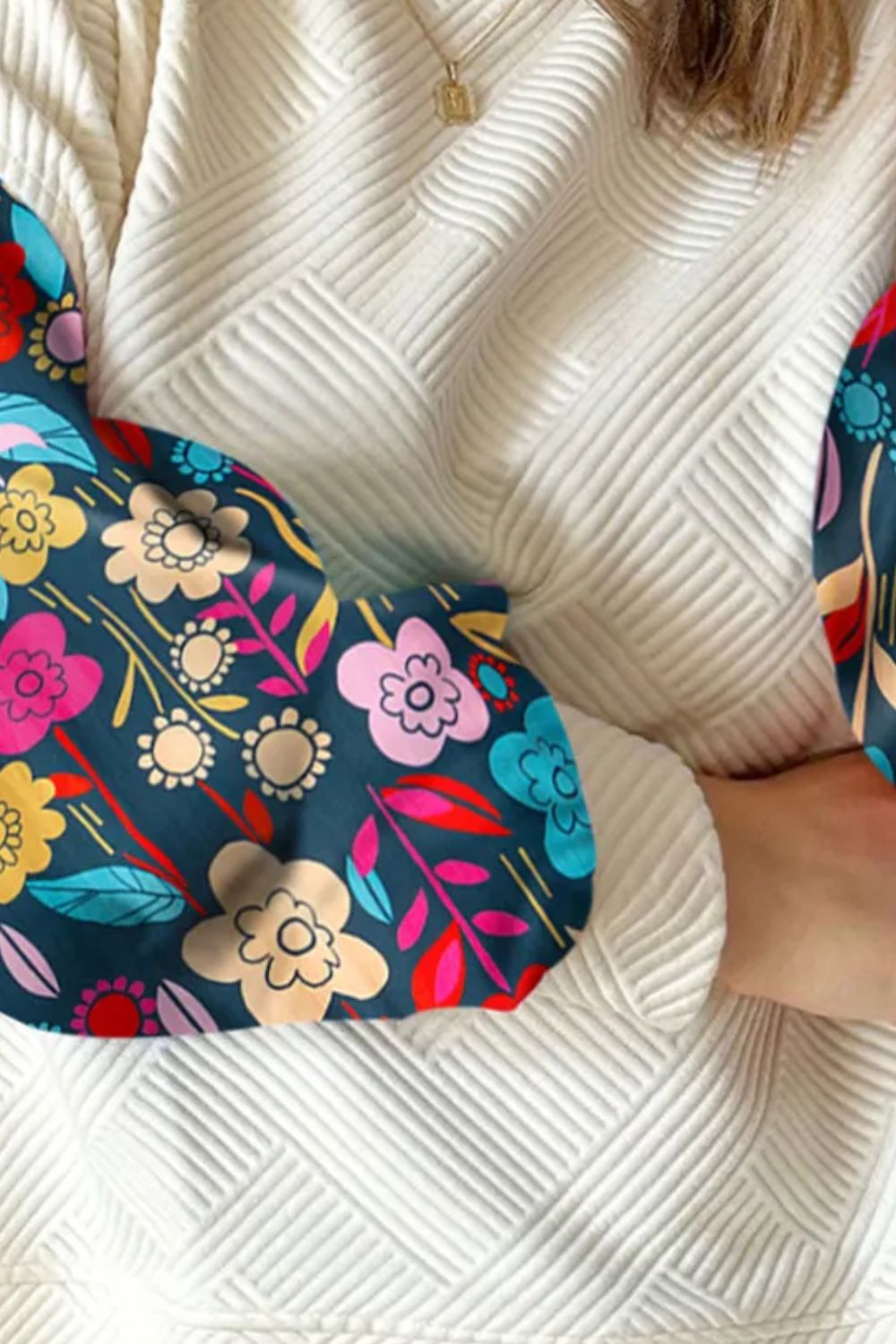 Blusa de manga larga con cuello redondo y estampado texturizado de talla grande