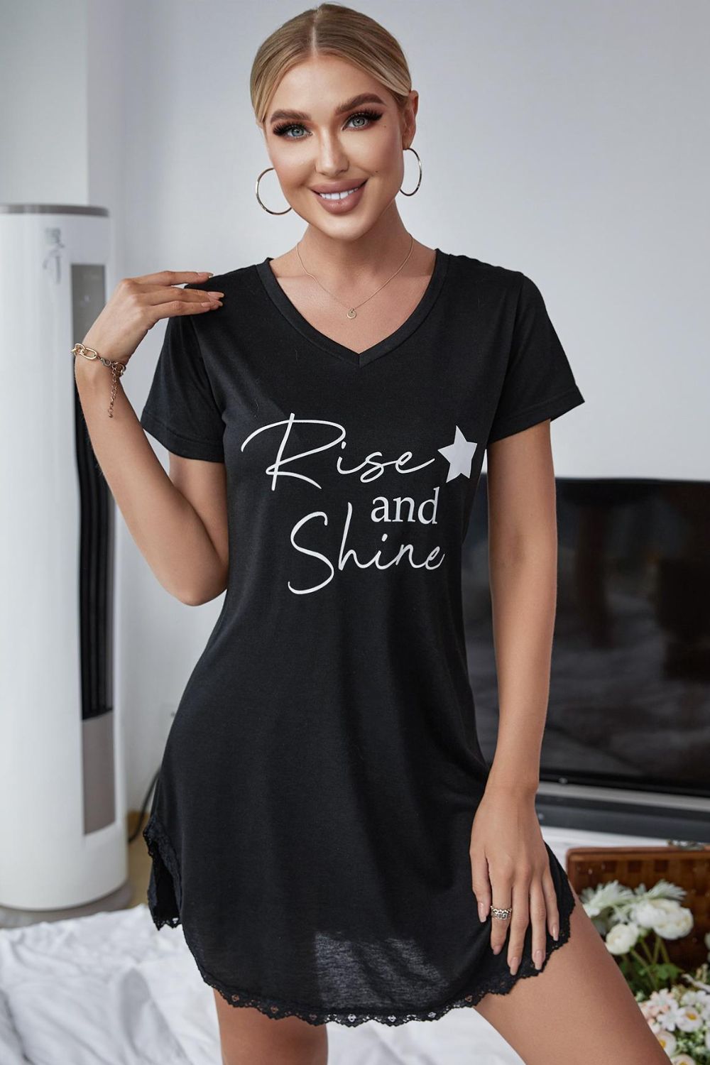 Vestido estilo camiseta con escote en V y encaje en contraste RISE AND SHINE
