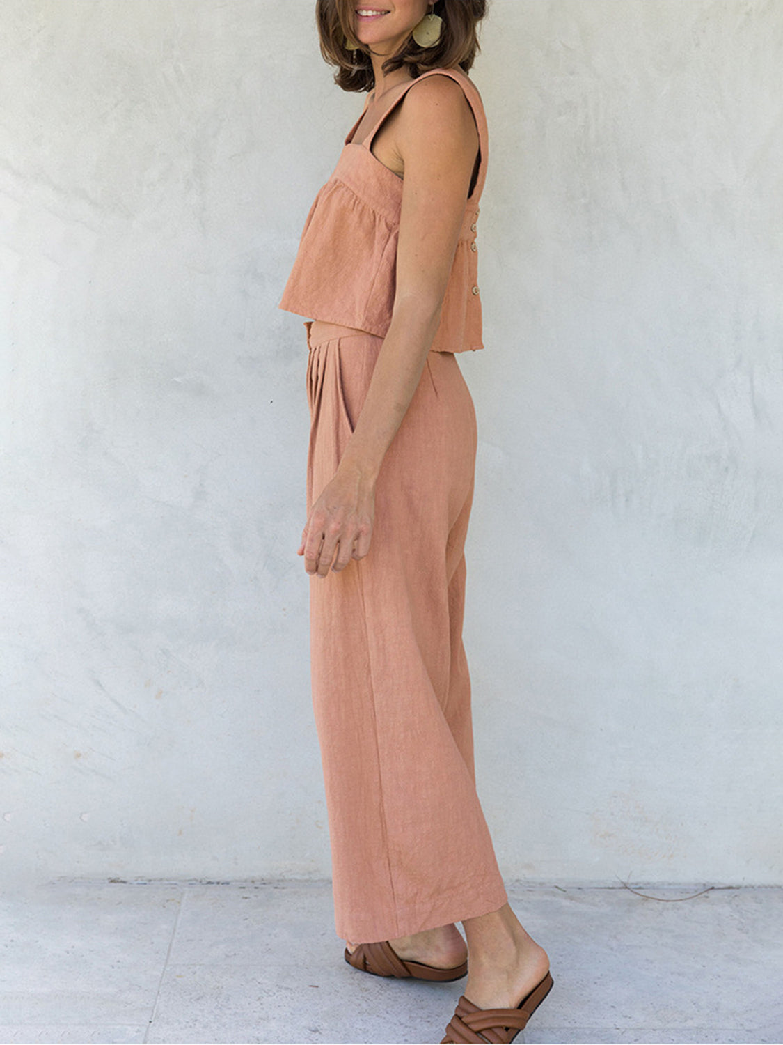 Conjunto de top y pantalón con tirantes anchos y escote cuadrado