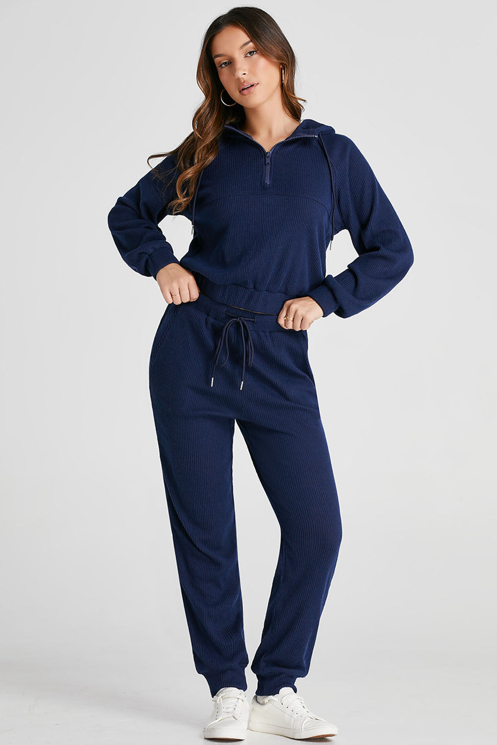 Conjunto deportivo con sudadera con capucha y pantalones deportivos con media cremallera y cordón