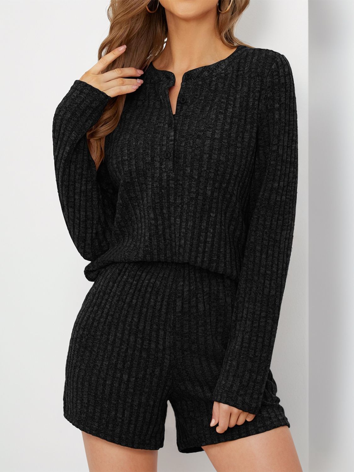 Conjunto de top y pantalones cortos de cuello redondo acanalados