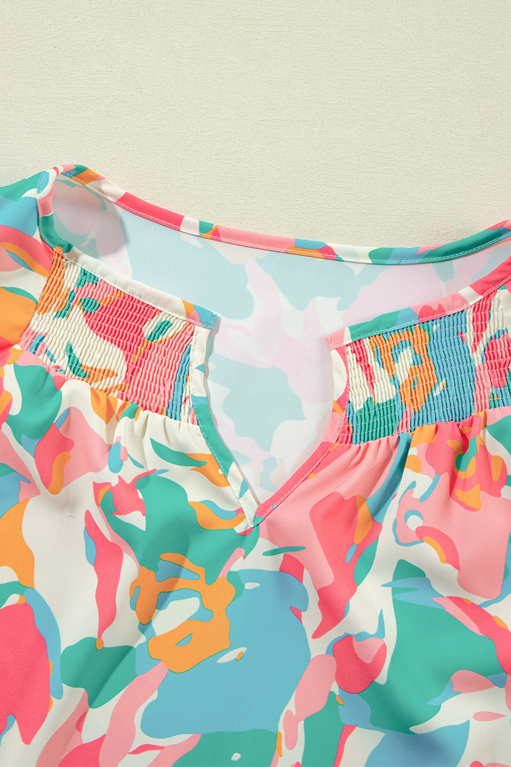 Conjunto de pantalón y blusa con mangas cortas y estampado de muescas