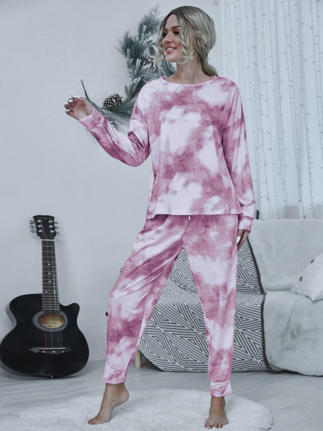 Conjunto de estar por casa con top de cuello redondo y pantalón con cordón y efecto tie-dye brillante
