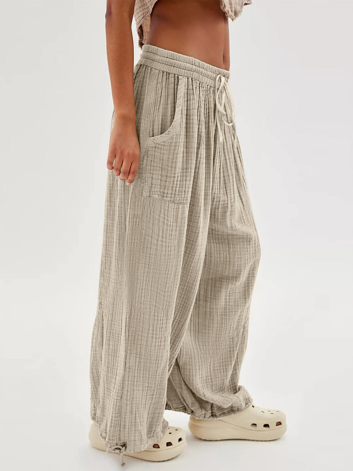 Pantalones texturizados anudados con bolsillos