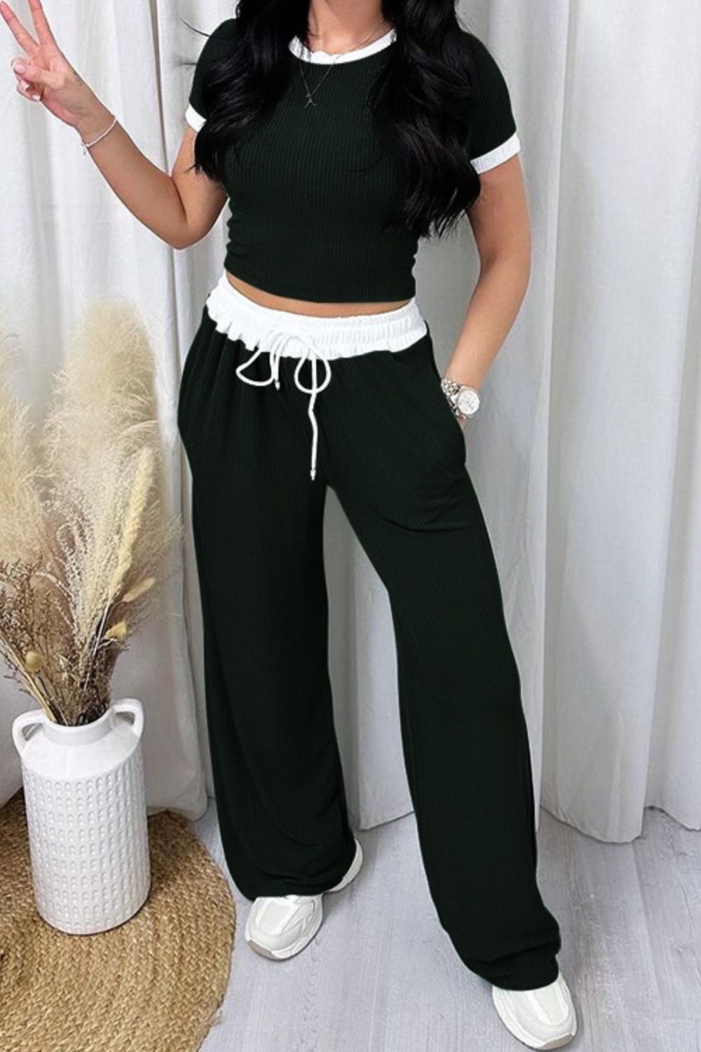 Conjunto de pantalón y top de cuello redondo con ribete en contraste
