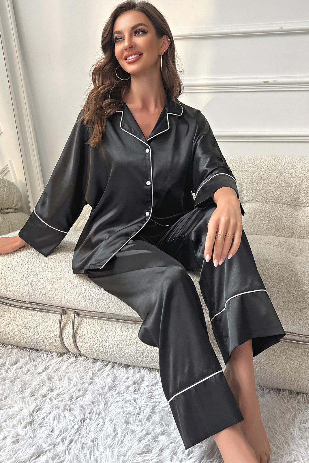 Conjunto de pijama con pantalón y top abotonado con ribetes en contraste