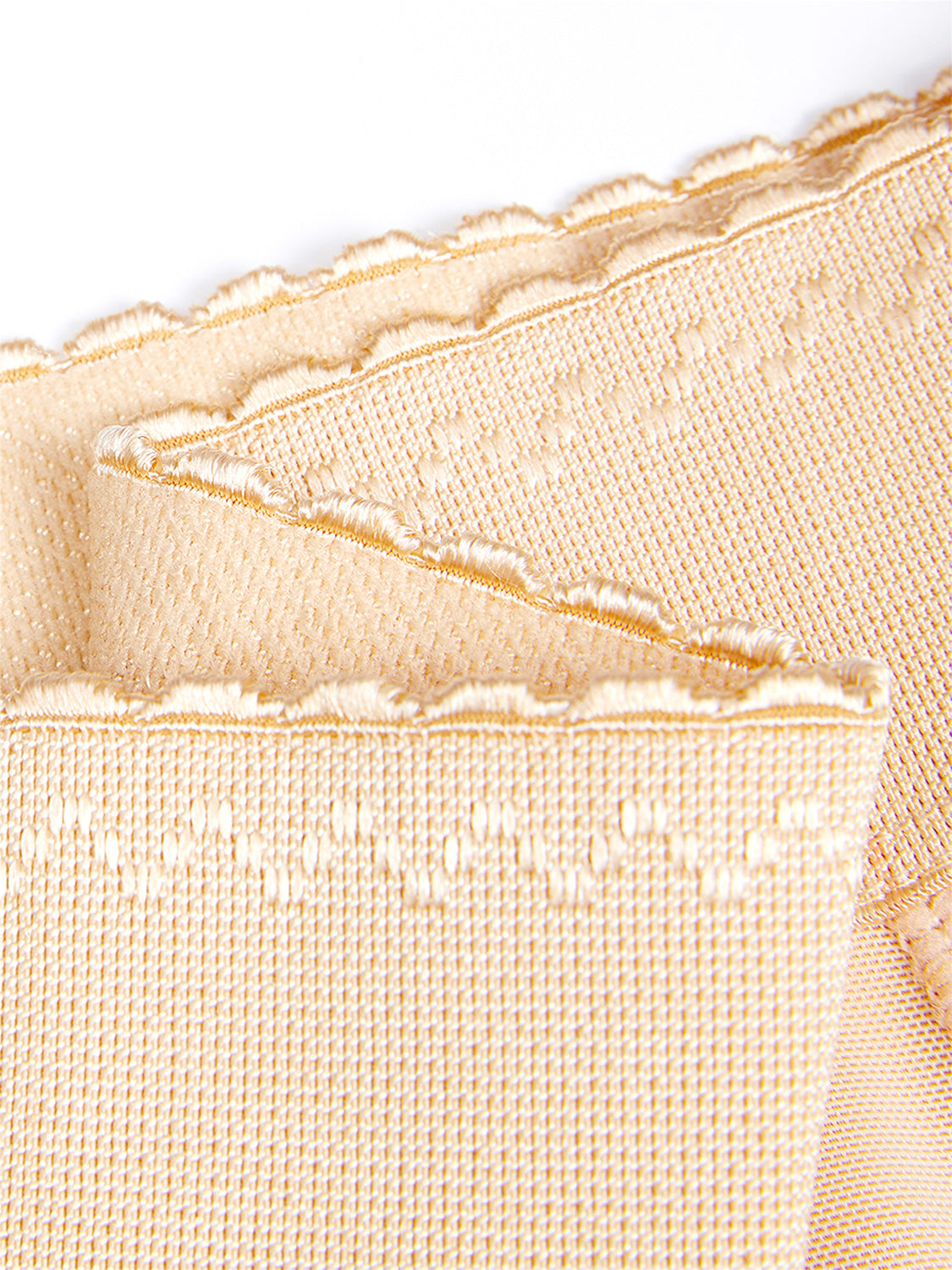 Pantalones cortos moldeadores con detalle de encaje y ganchos en tamaño completo