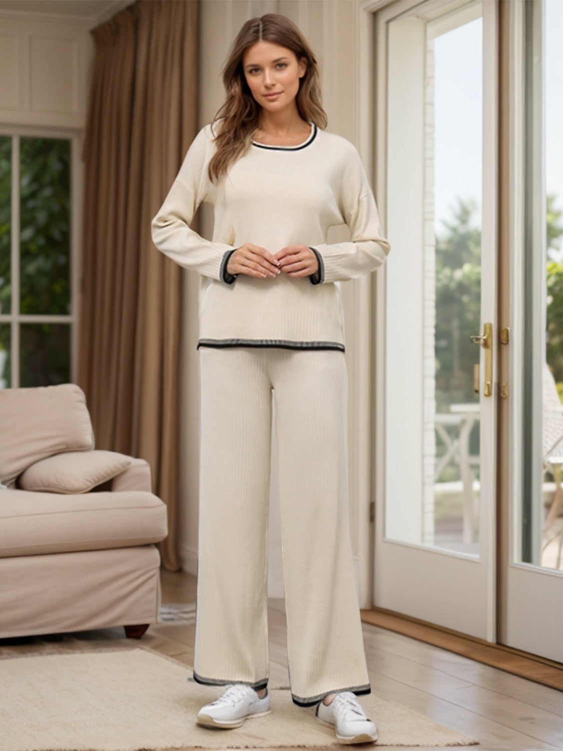 Conjunto de suéter y pantalón con cuello redondo y ribete en contraste