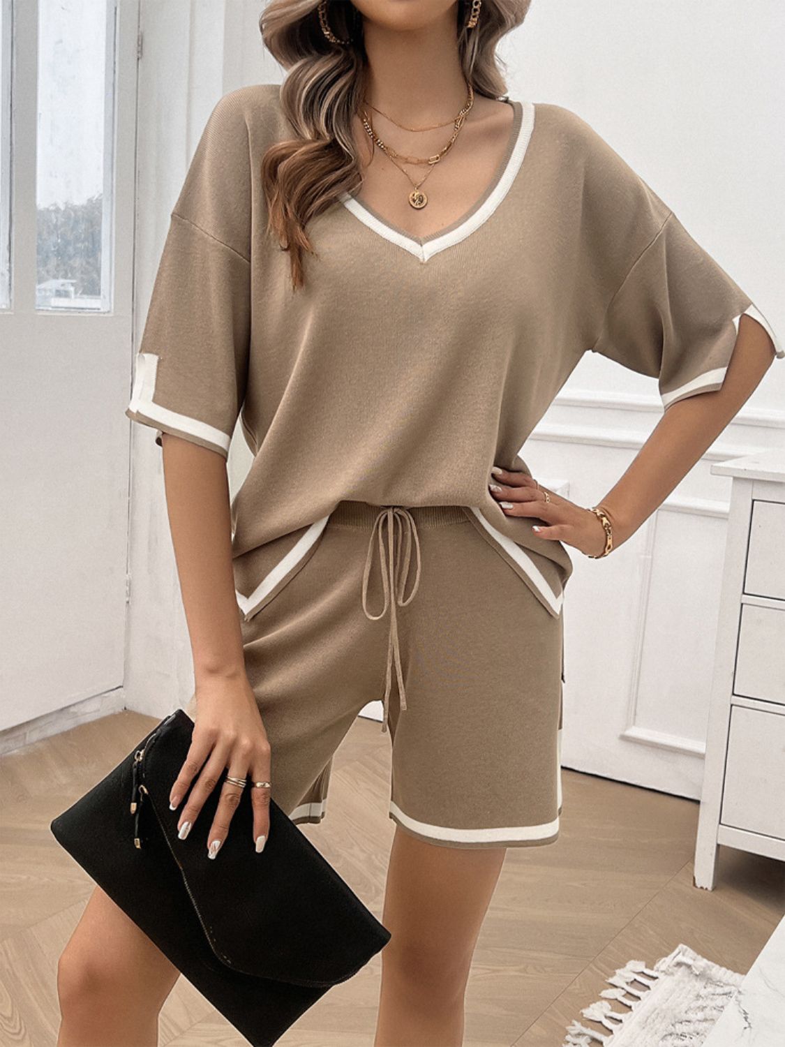Conjunto de top y pantalones cortos con escote en V y ribete en contraste Devine