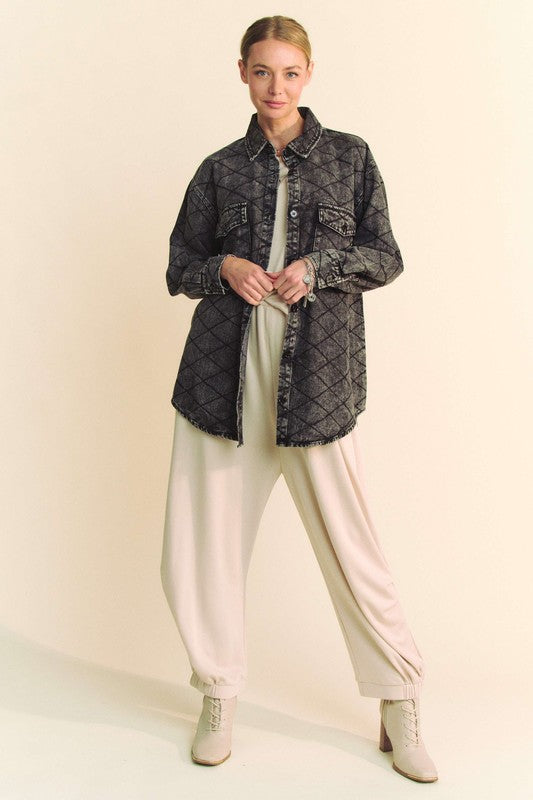 Chaqueta vaquera con botones y acolchado de rombos y dobladillo curvo de Davi & Dani