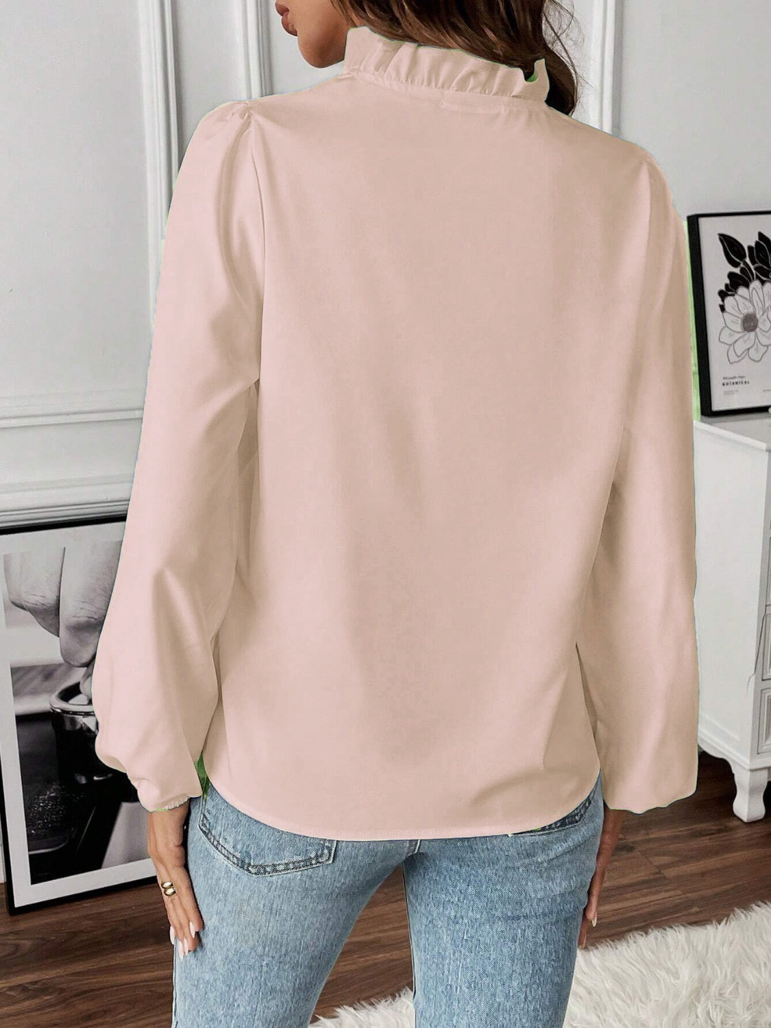 Blusa de manga larga con escote en V y volantes