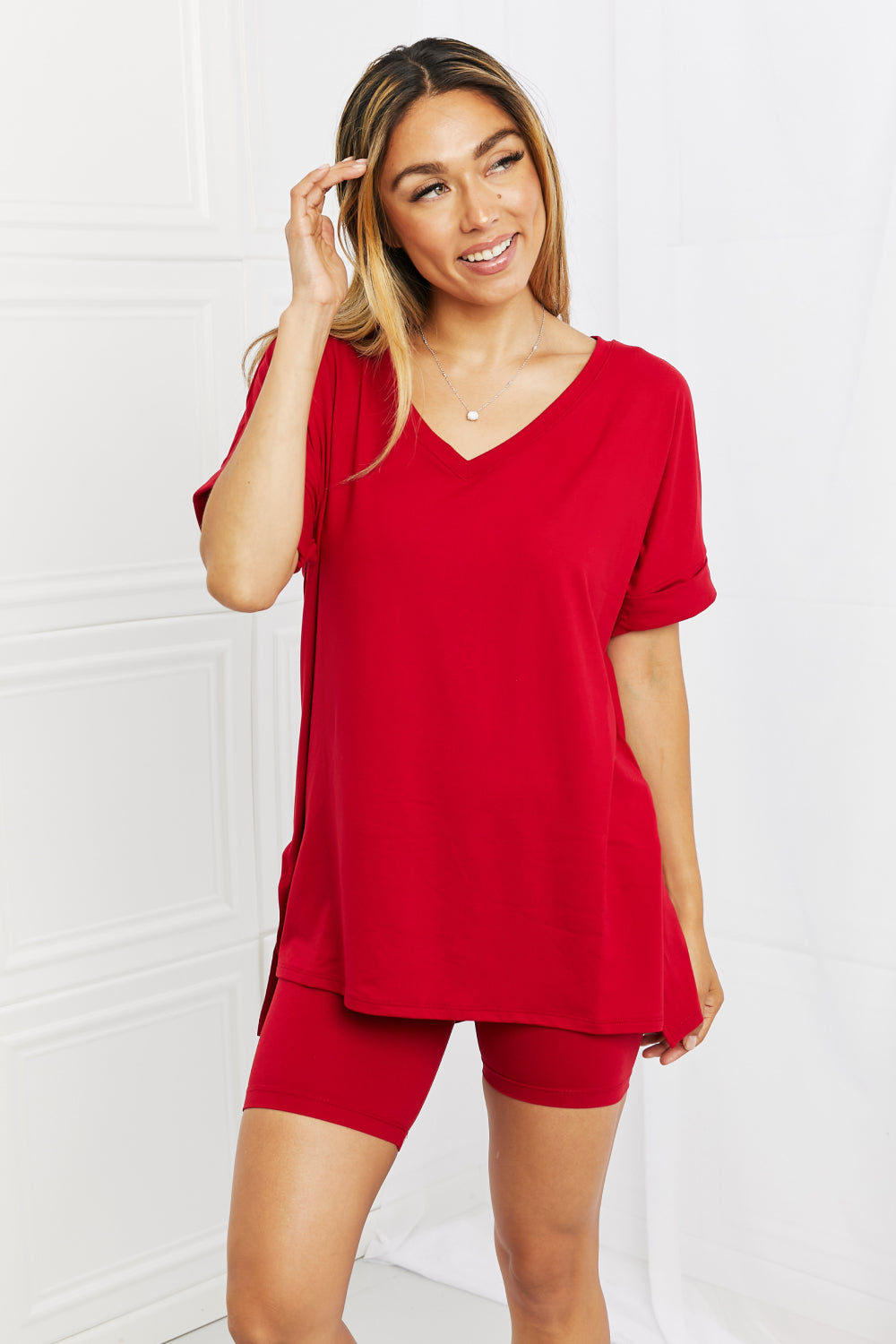 Conjunto de salón Zenana Quiet Moments de tamaño completo con acabado cepillado en color burdeos