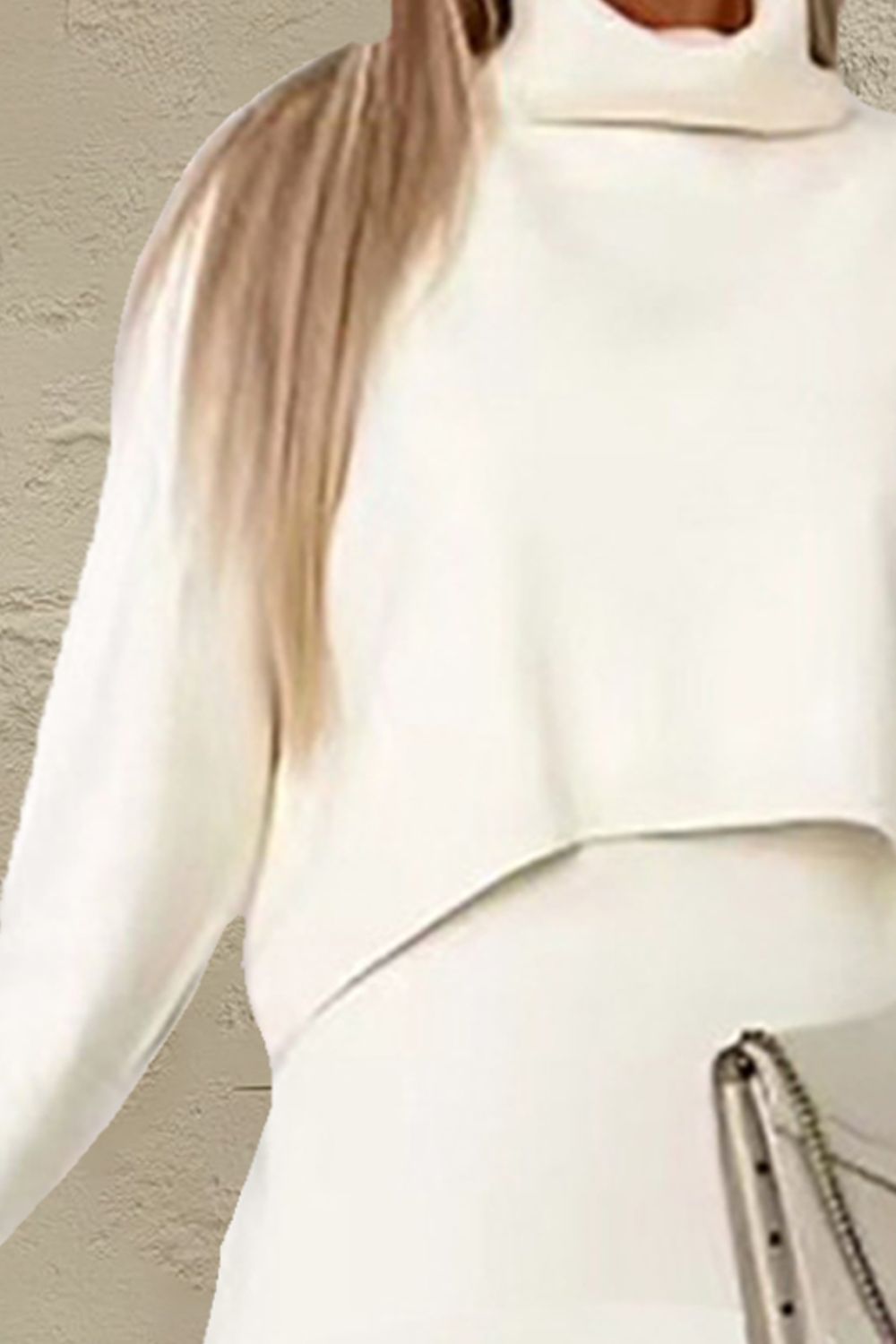 Conjunto de suéter de cuello alto con hombros caídos y vestido midi