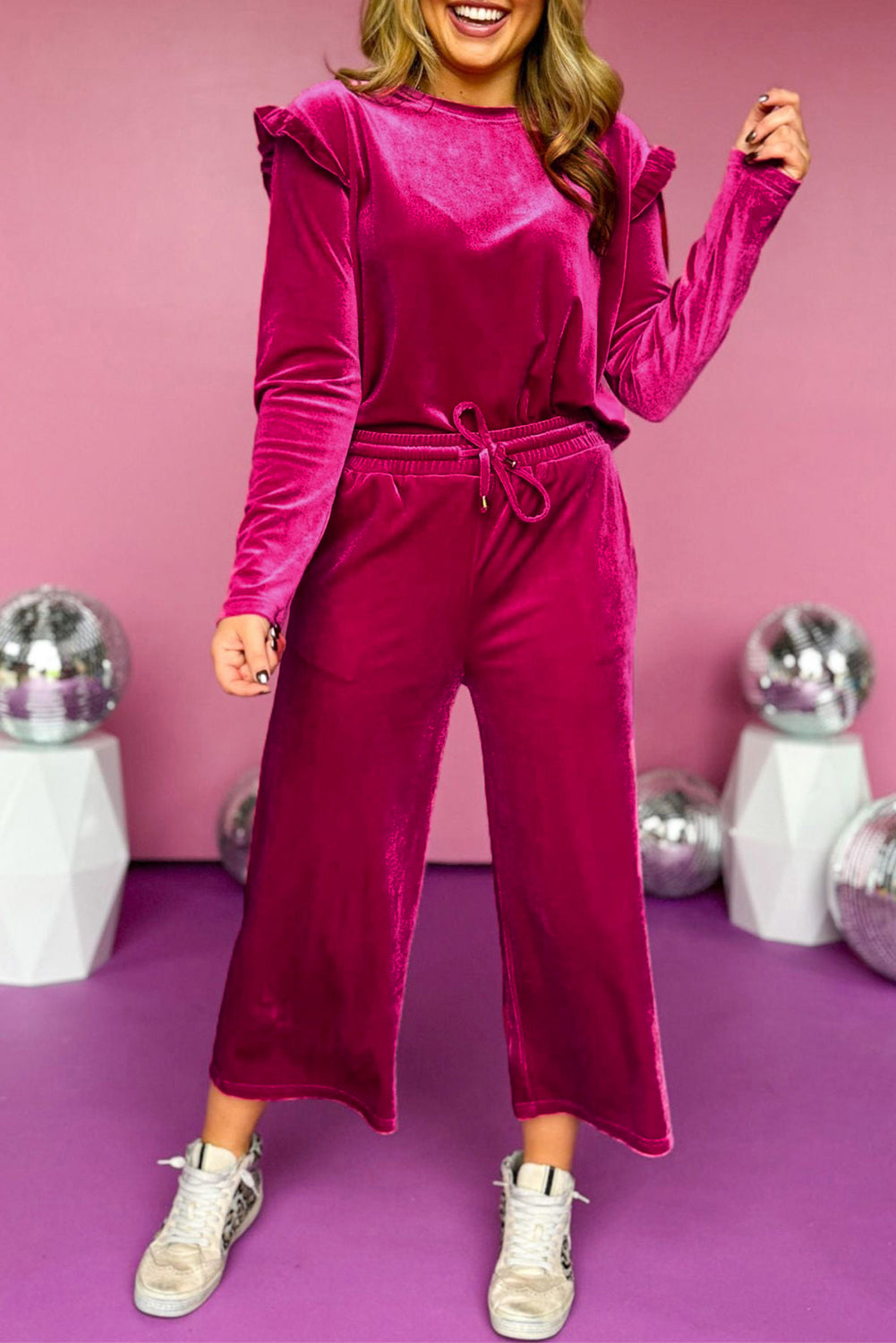 Conjunto de pantalón y top de manga larga con cuello redondo y volantes