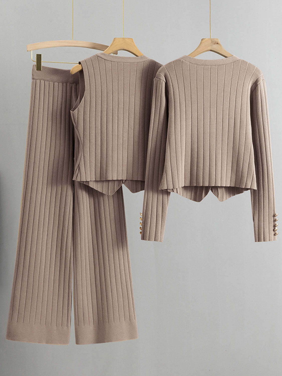 Conjunto de tres piezas de jersey, cárdigan y pantalón con escote en V