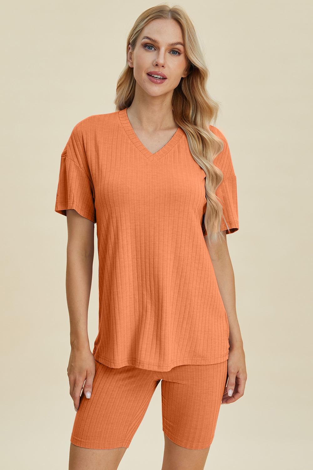 Conjunto de camiseta y pantalones cortos de manga corta con escote en V y canalé de talla grande Basic Bae
