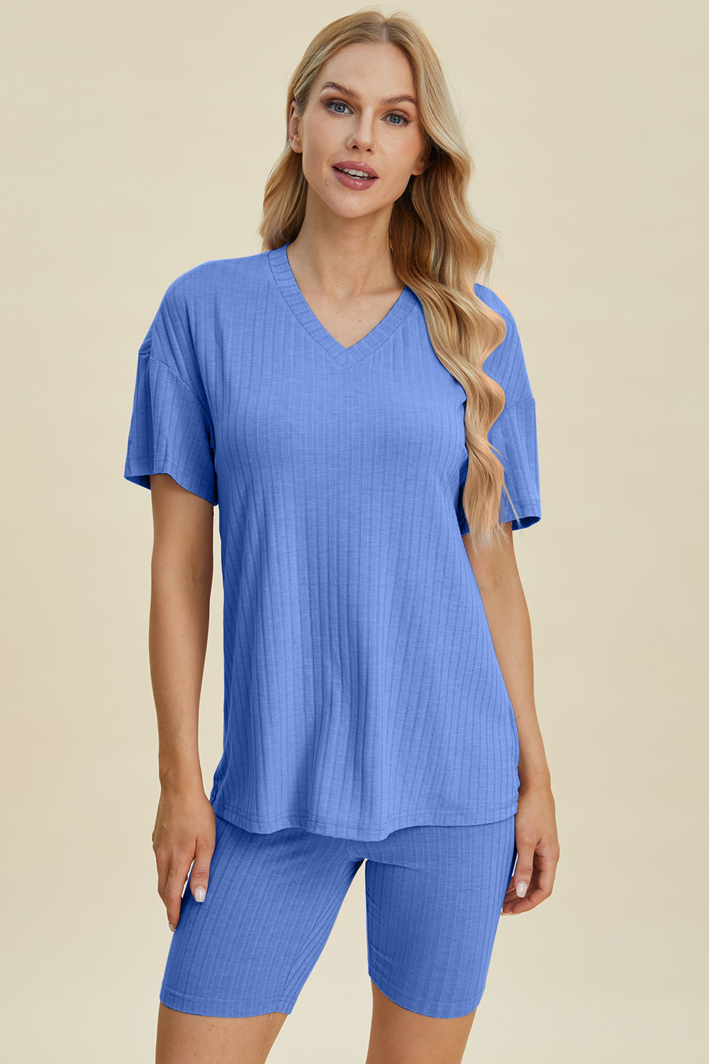 Conjunto de camiseta y pantalones cortos de manga corta con escote en V y canalé de talla grande Basic Bae