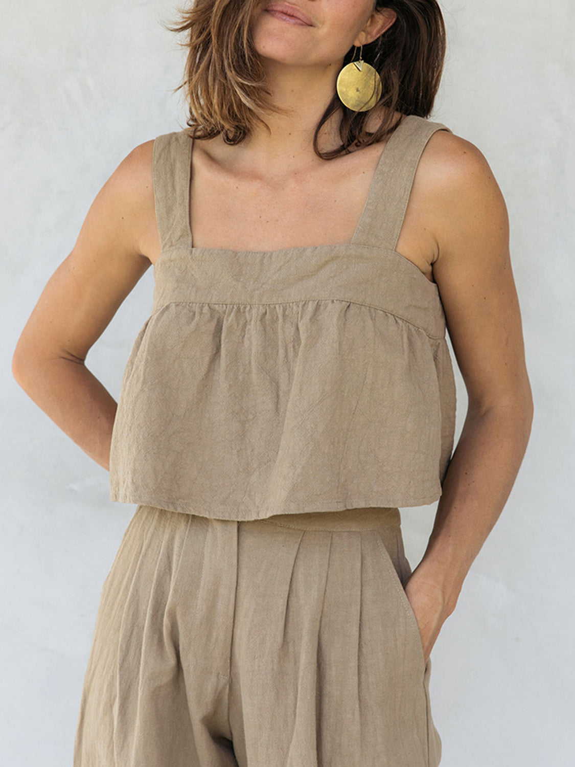 Conjunto de top y pantalón con tirantes anchos y escote cuadrado