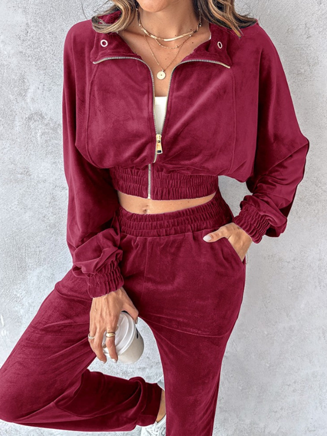 Conjunto de top corto de manga larga con cremallera y pantalones deportivos