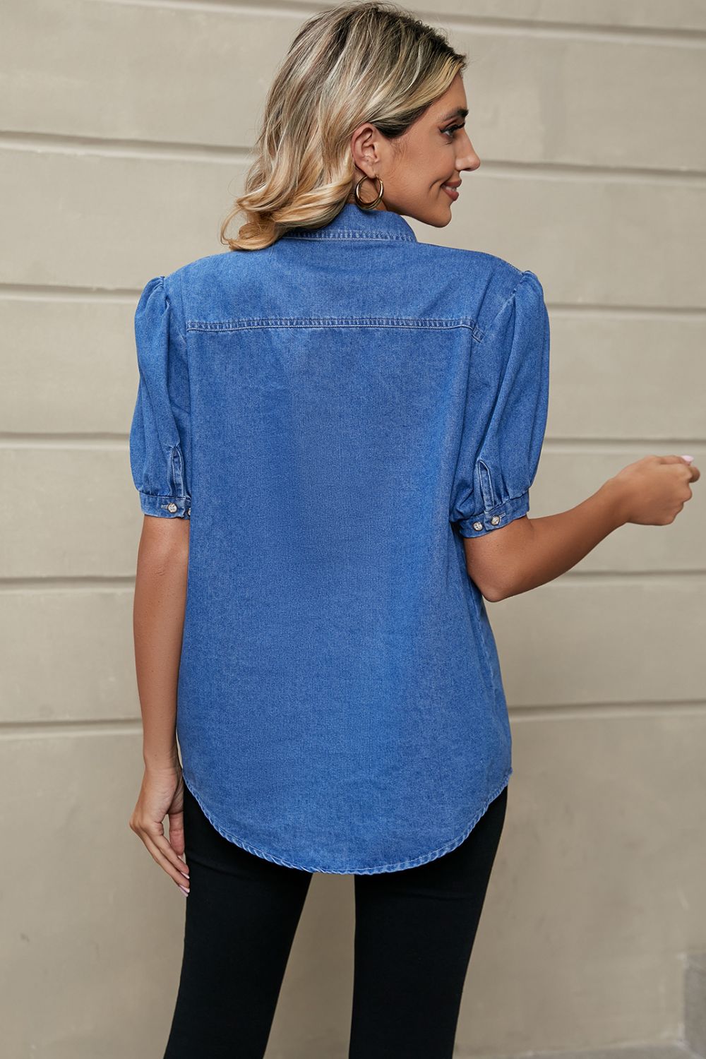 Blusa vaquera con cuello y mangas abullonadas