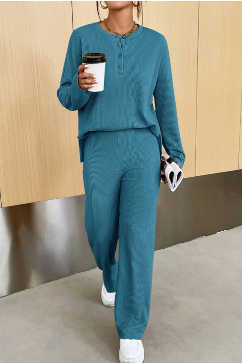 Conjunto de pantalón y top con medio botón acanalado