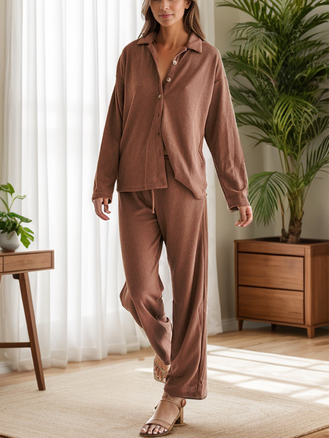 Conjunto de pantalón con cordón y blusa de manga larga con cuello alto
