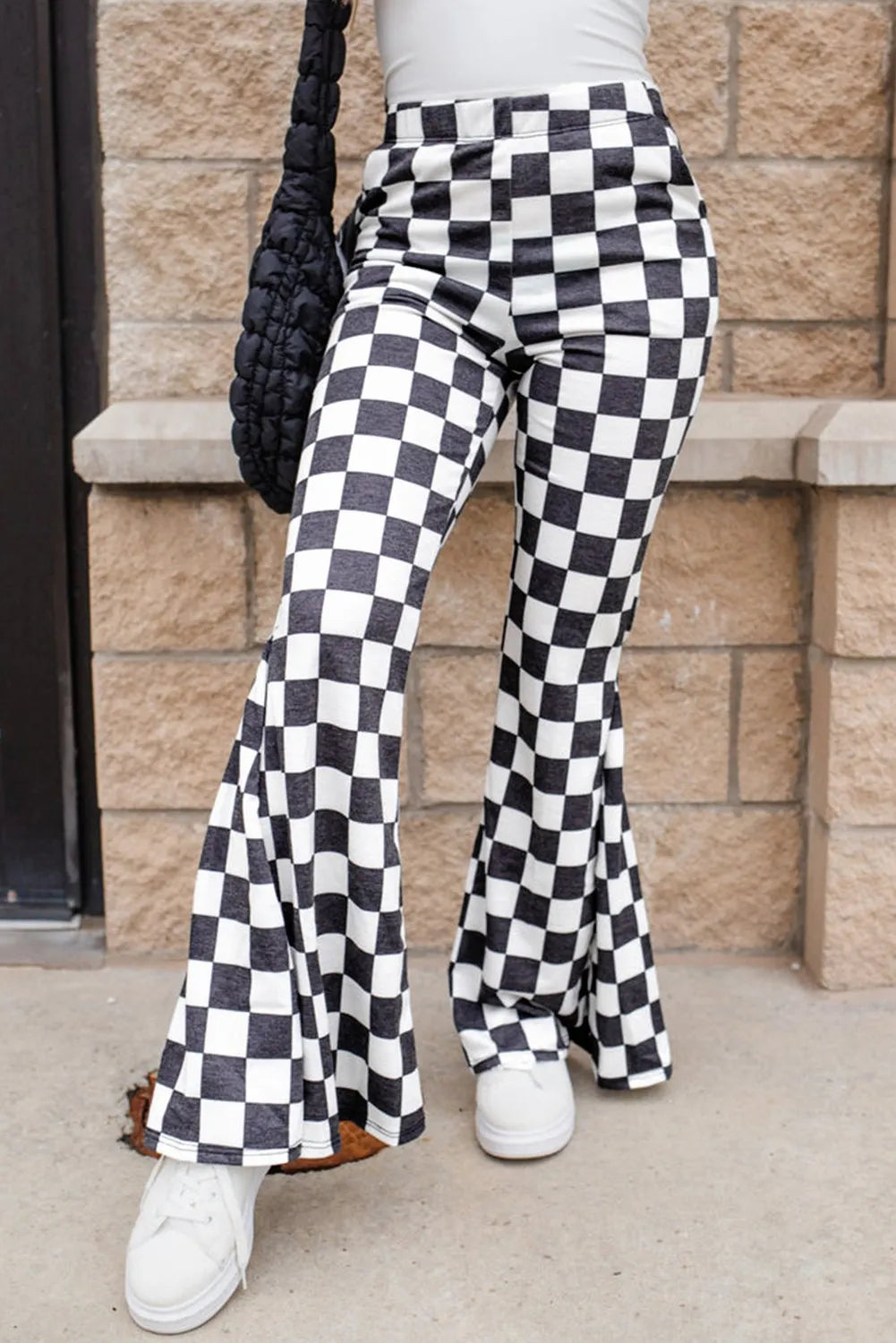Pantalones acampanados de cuadros con bolsillos