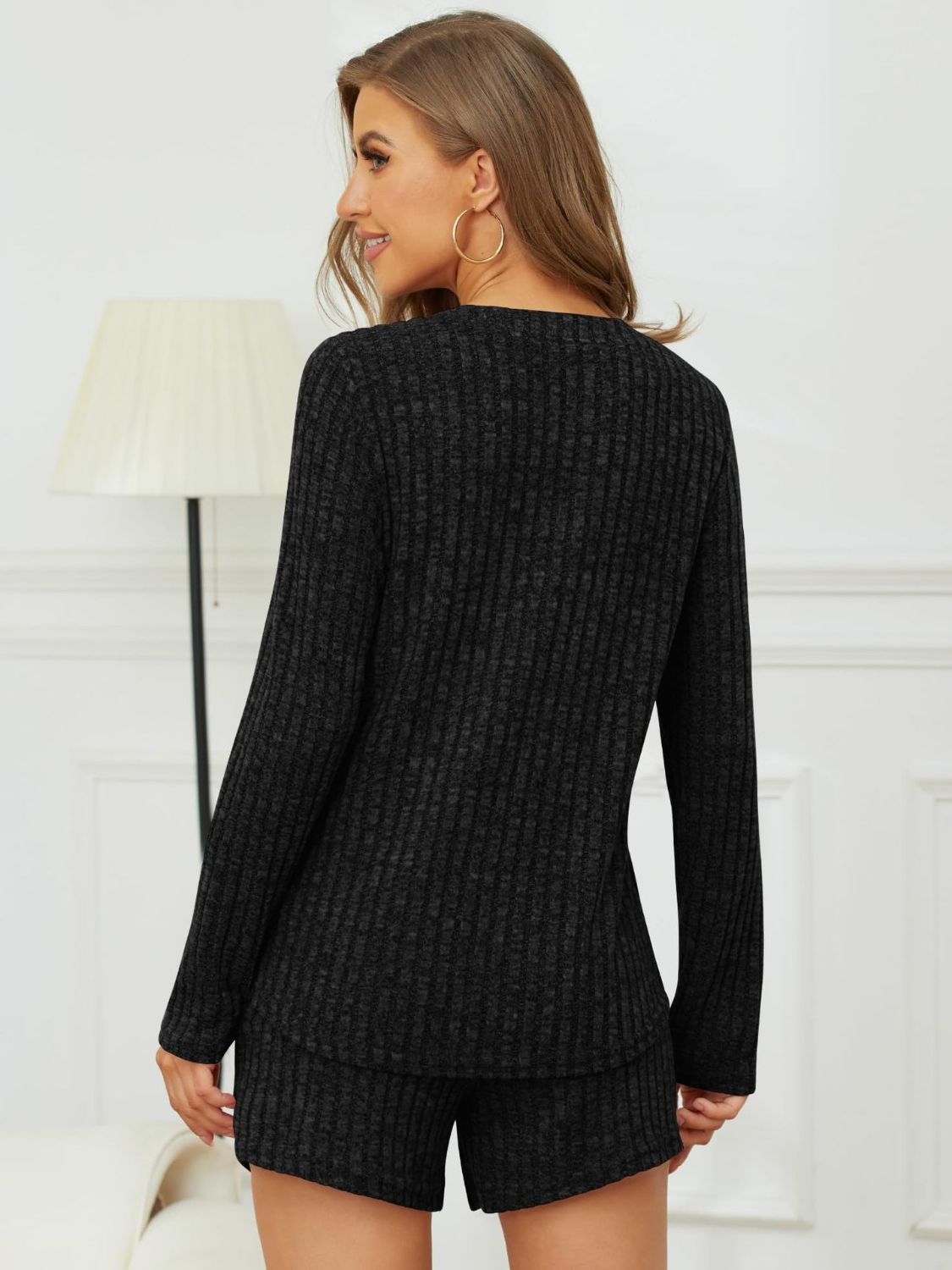 Conjunto de top y pantalones cortos de cuello redondo acanalados