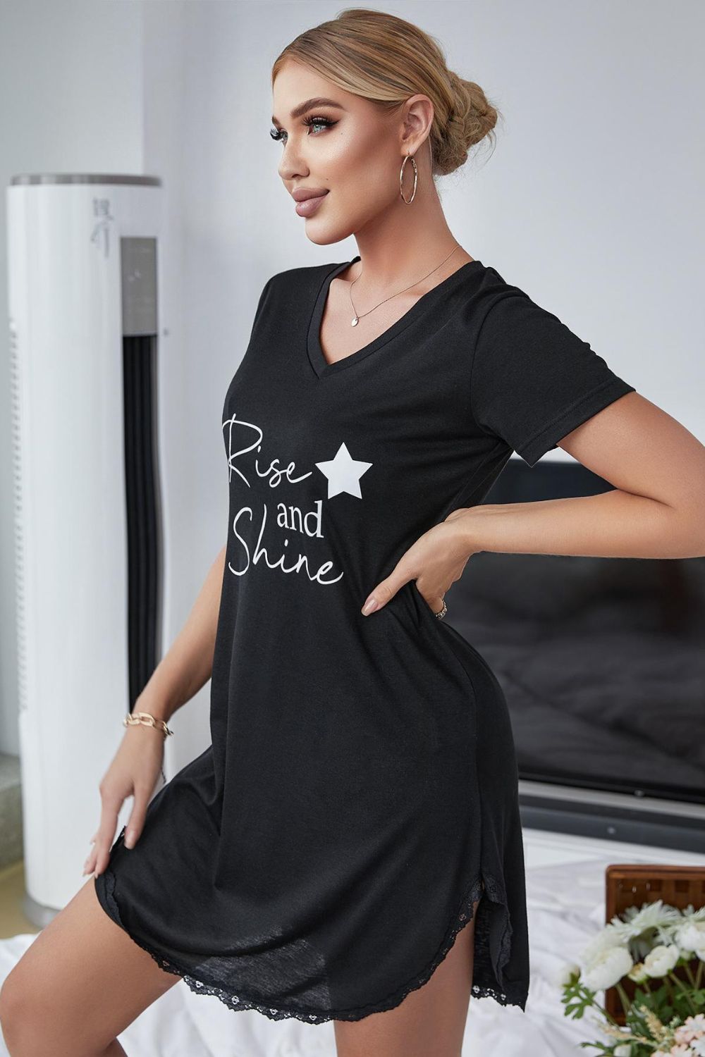 Vestido estilo camiseta con escote en V y encaje en contraste RISE AND SHINE