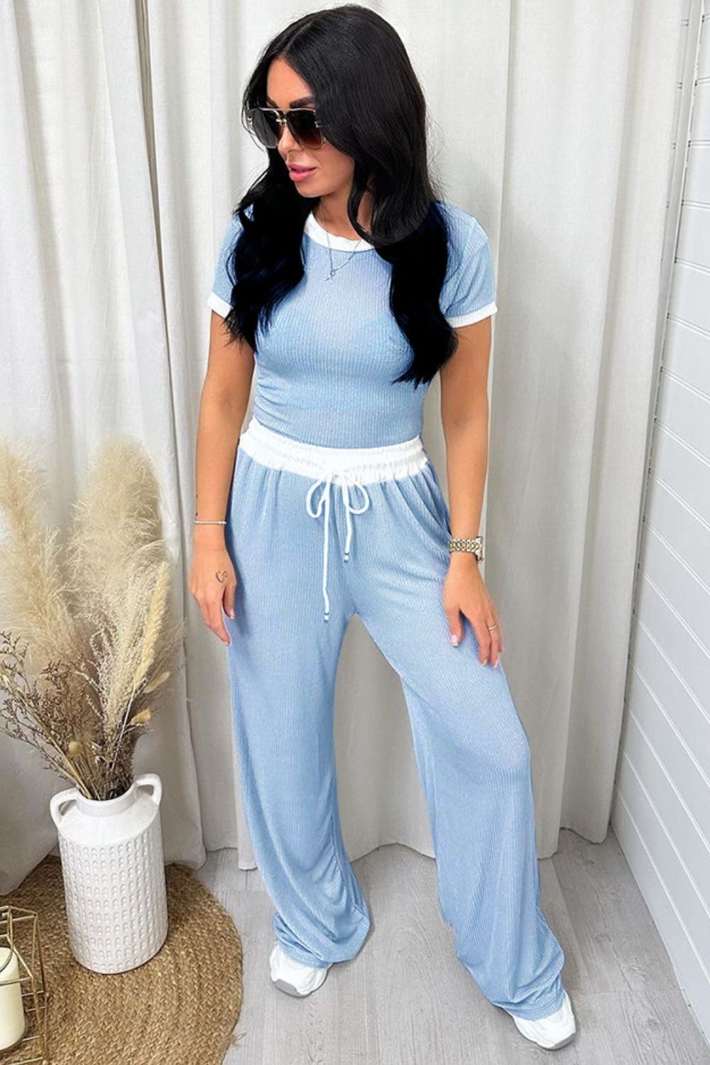 Conjunto de pantalón y top de cuello redondo con ribete en contraste