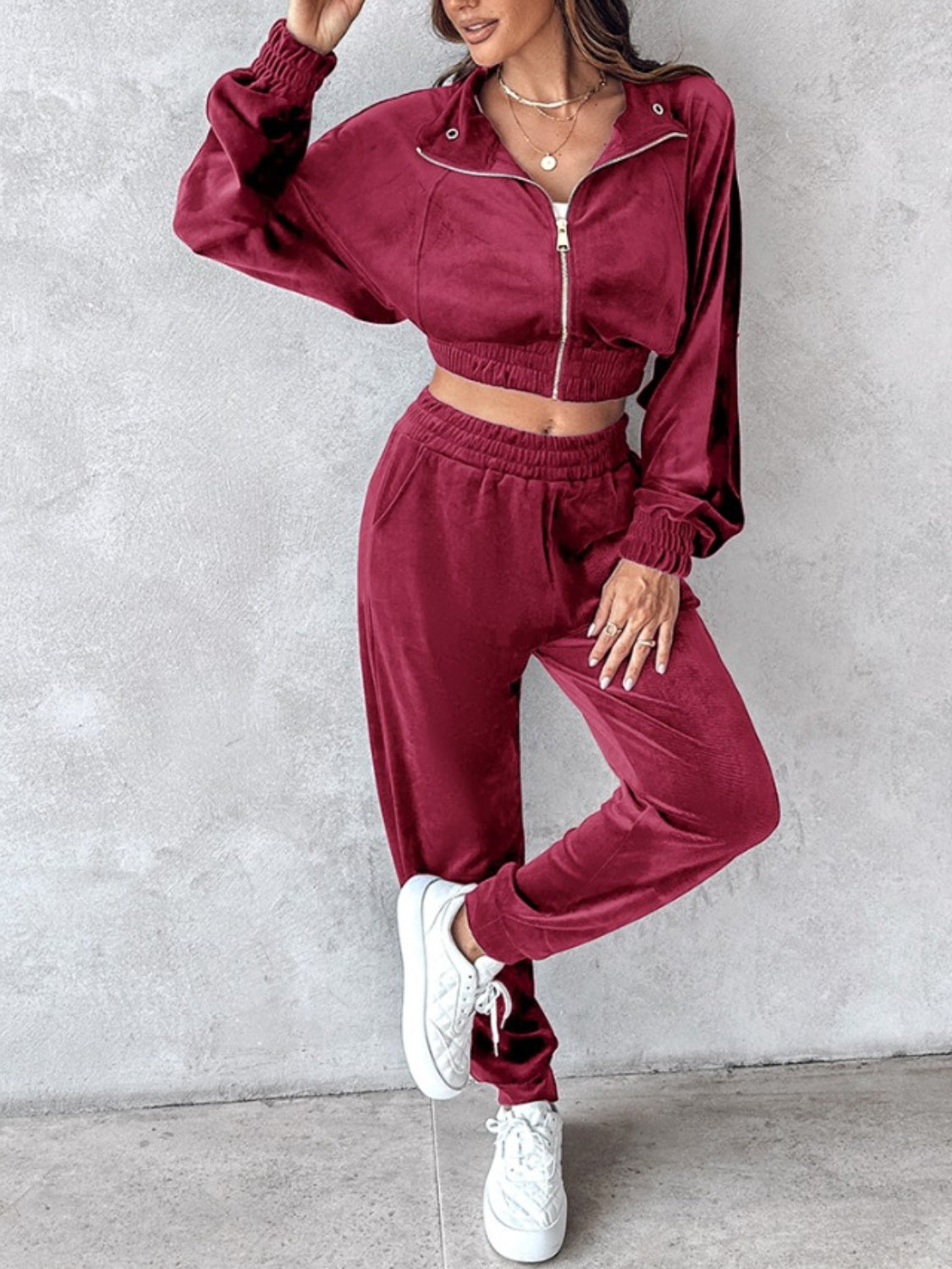 Conjunto de top corto de manga larga con cremallera y pantalones deportivos