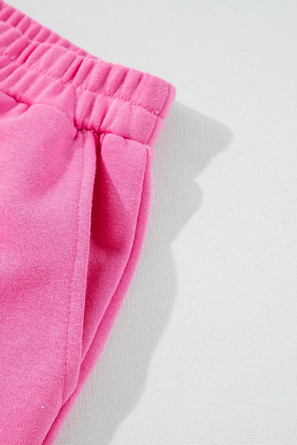 Conjunto de top y pantalones cortos con cuello redondo alto y bajo