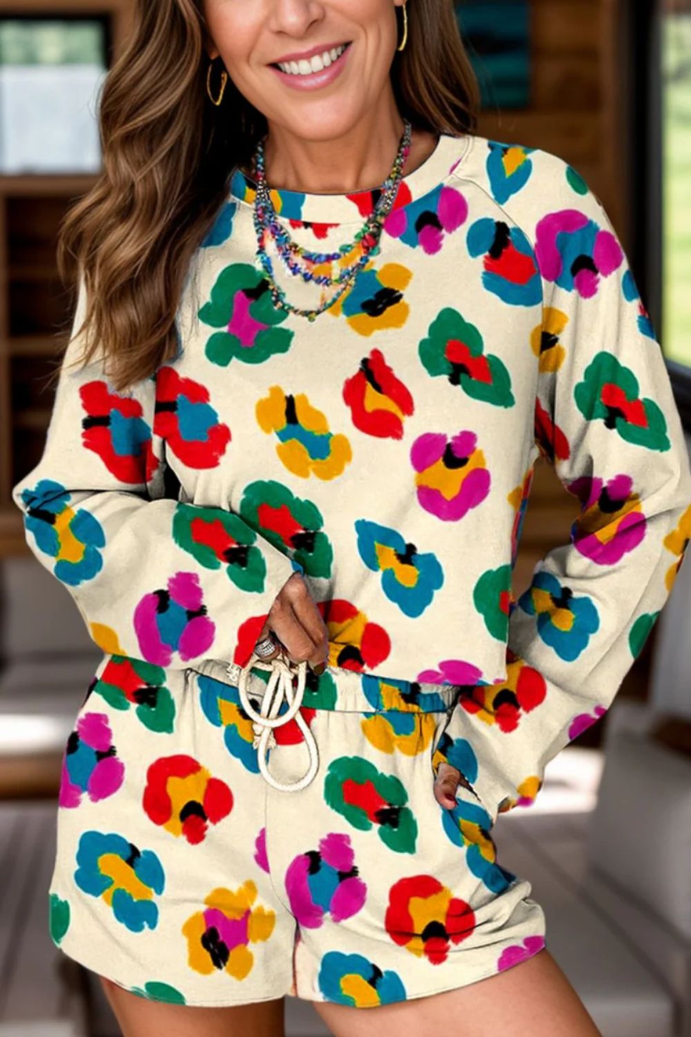 Conjunto de top de manga larga con cuello redondo y pantalones cortos con cordón de leopardo