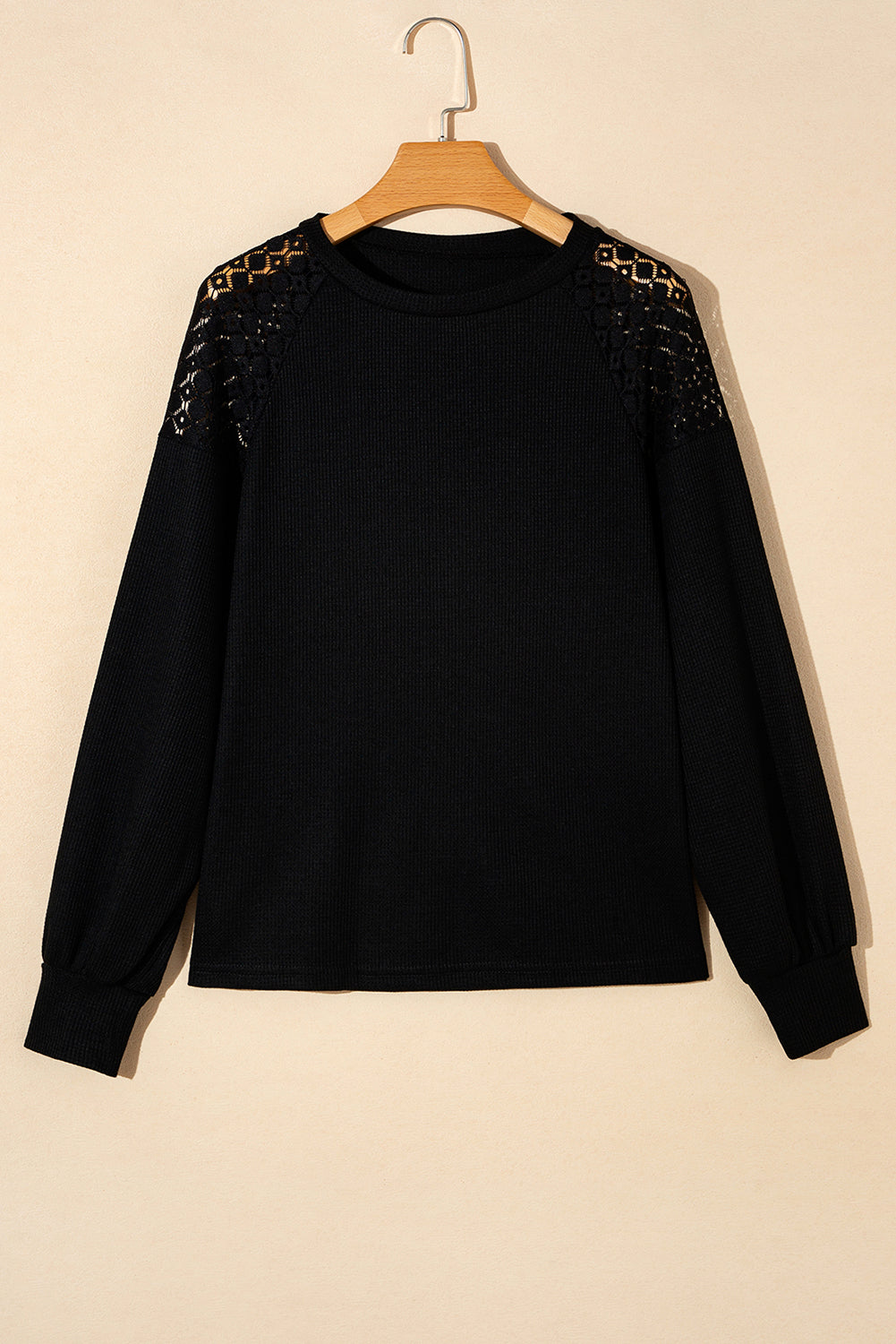 Blusa con cuello redondo, mangas farol y detalle de encaje