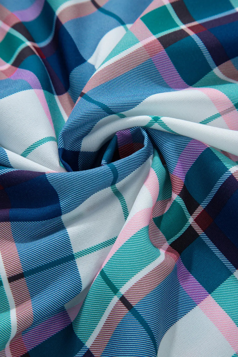 Conjunto de descanso con camiseta de manga larga y pantalones cortos a cuadros con cierre de presión