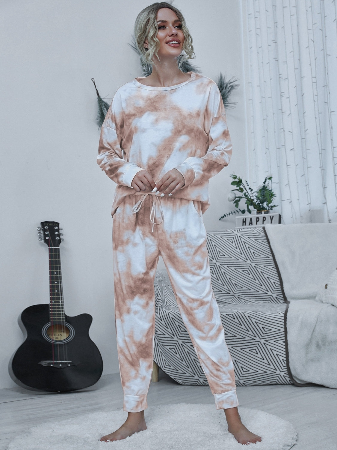 Conjunto de estar por casa con top de cuello redondo y pantalón con cordón y efecto tie-dye brillante