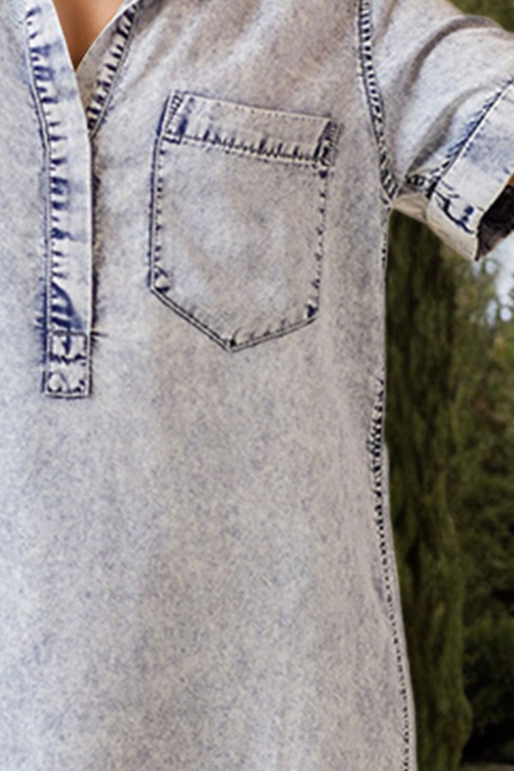 Vestido vaquero de manga corta con cuello con bolsillos