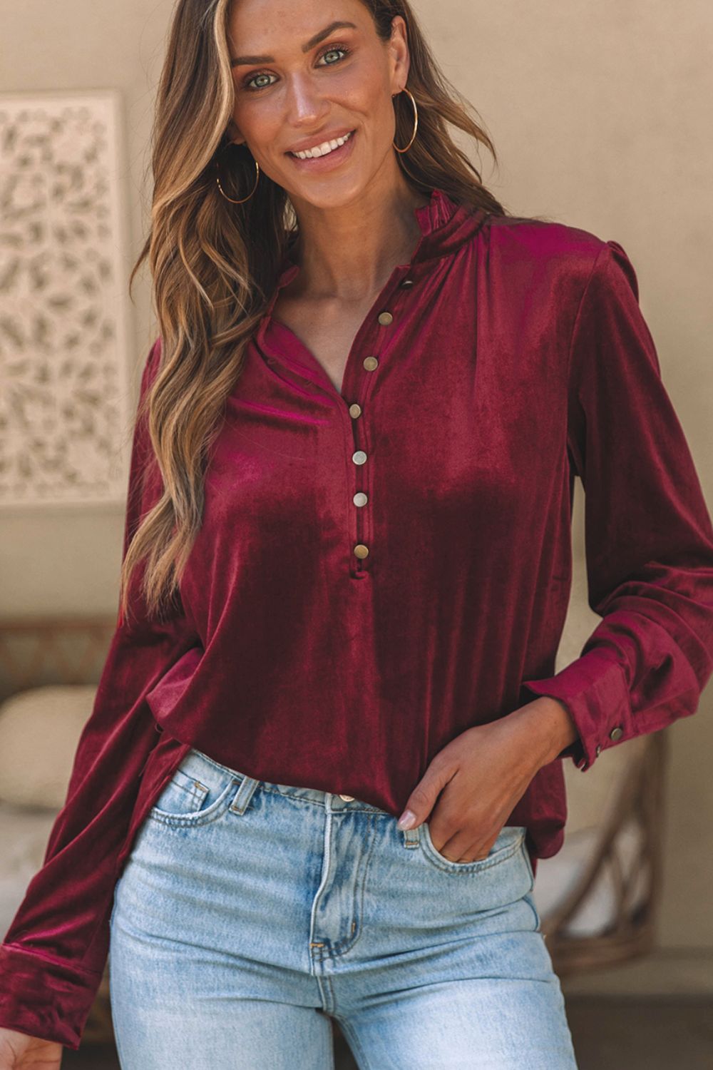 Blusa de manga larga con cuello alto, medio botón y volantes