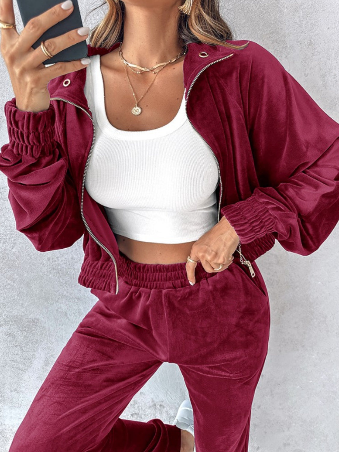 Conjunto de top corto de manga larga con cremallera y pantalones deportivos