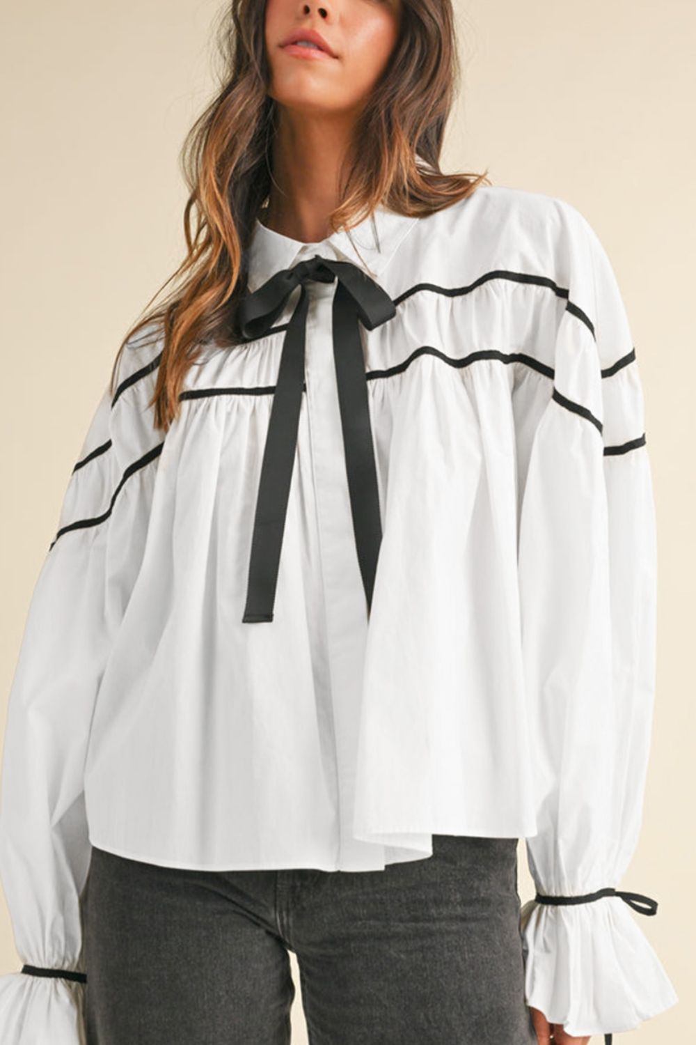 Camisa con cuello, mangas con volantes y lazo de cinta