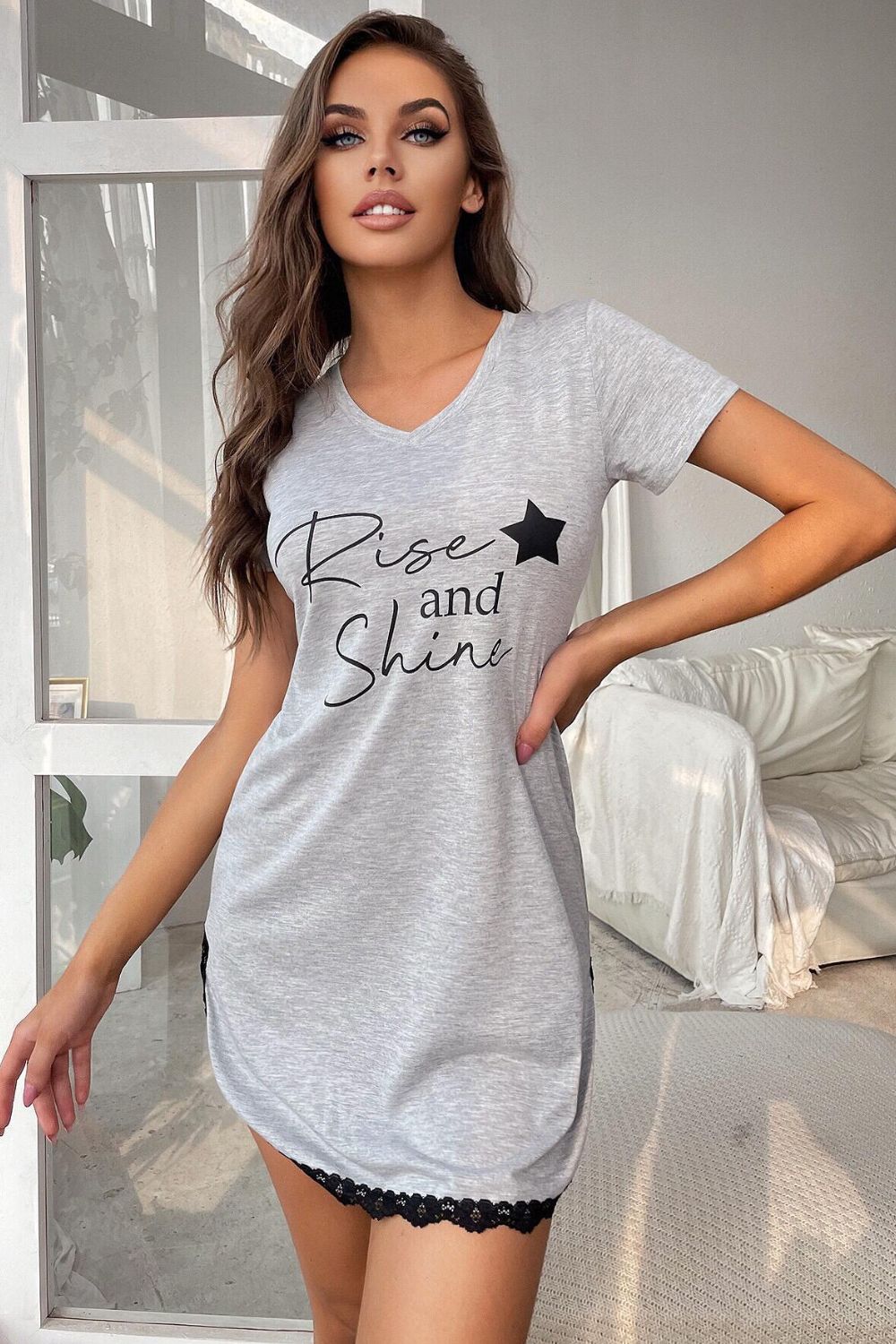 Vestido estilo camiseta con escote en V y encaje en contraste RISE AND SHINE