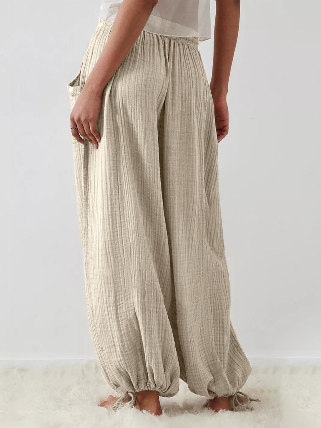 Pantalones texturizados anudados con bolsillos
