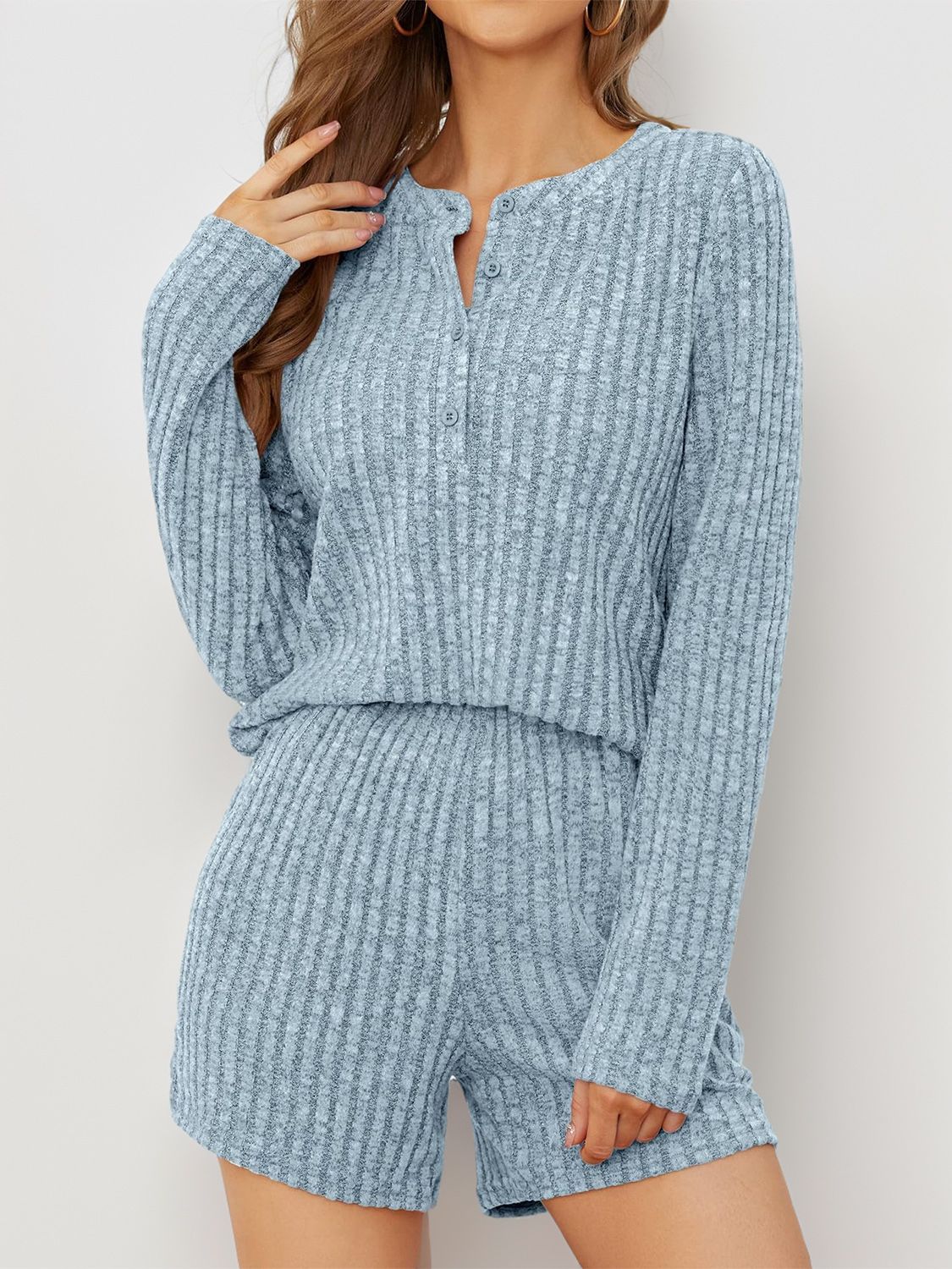 Conjunto de top y pantalones cortos de cuello redondo acanalados