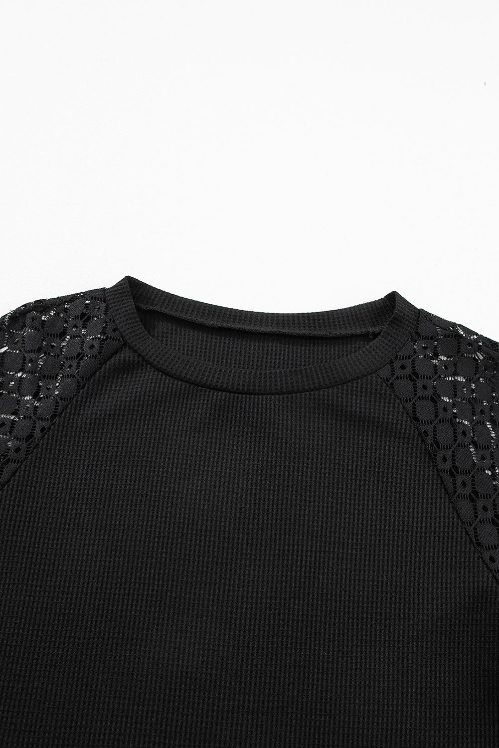 Blusa con cuello redondo, mangas farol y detalle de encaje