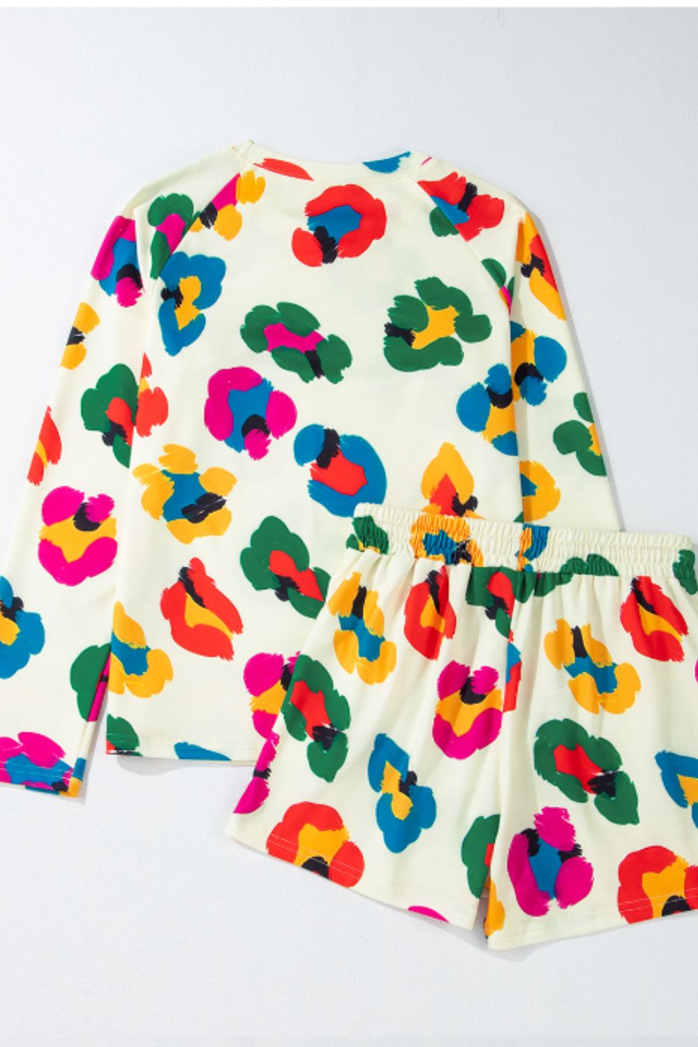 Conjunto de top de manga larga con cuello redondo y pantalones cortos con cordón de leopardo