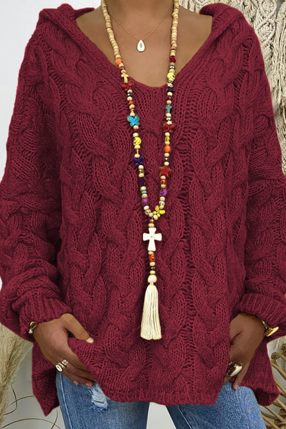 Suéter con capucha y tejido de cable