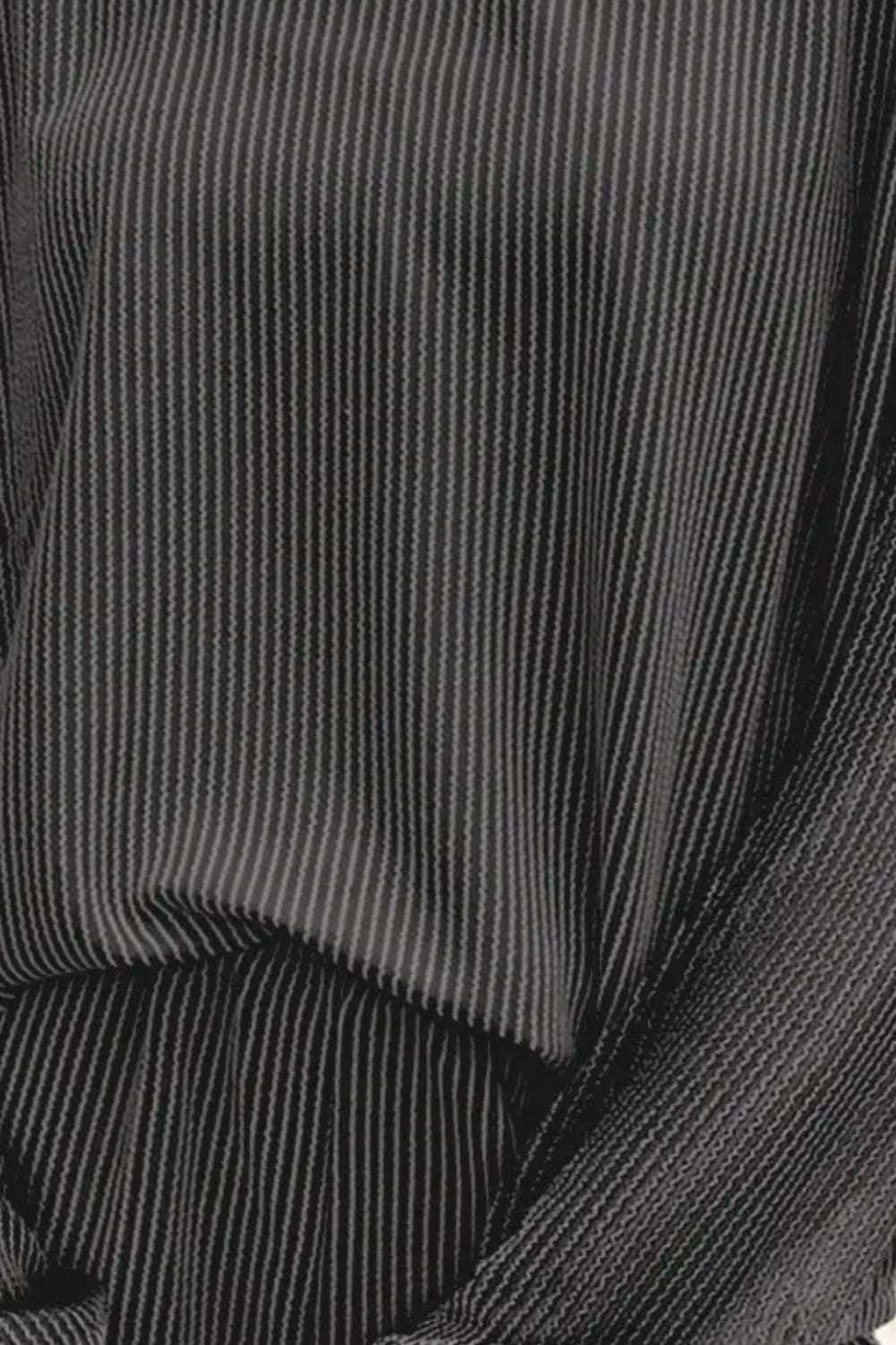 Conjunto de camiseta y pantalones cortos de manga larga con cuello redondo