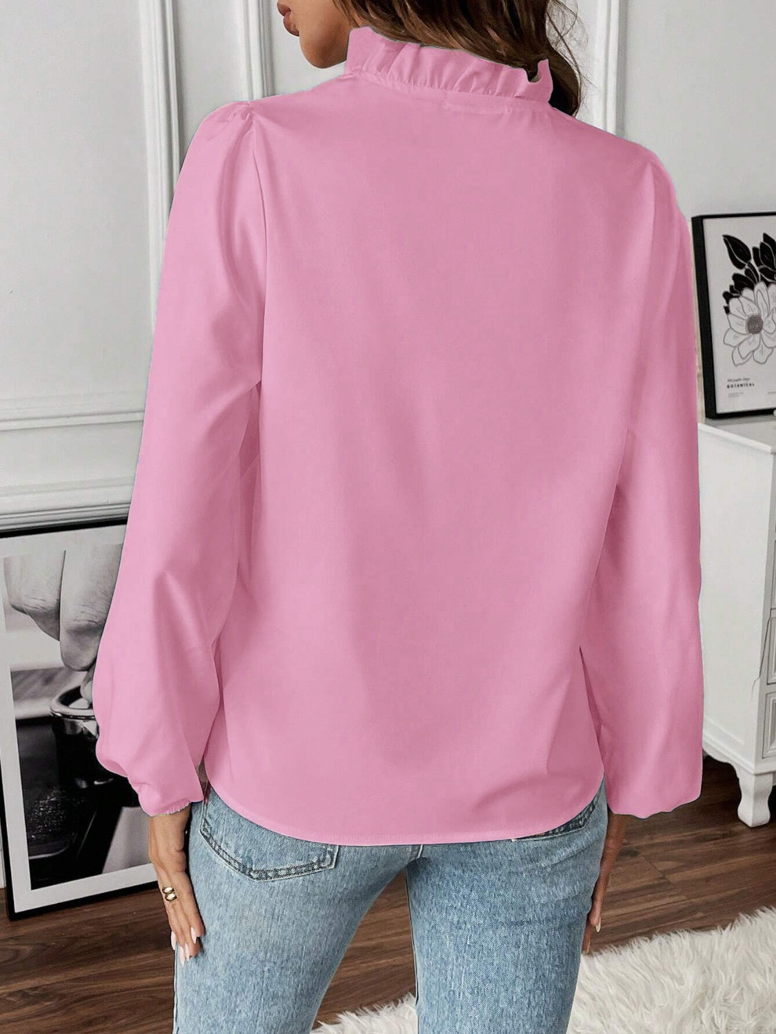 Blusa de manga larga con escote en V y volantes