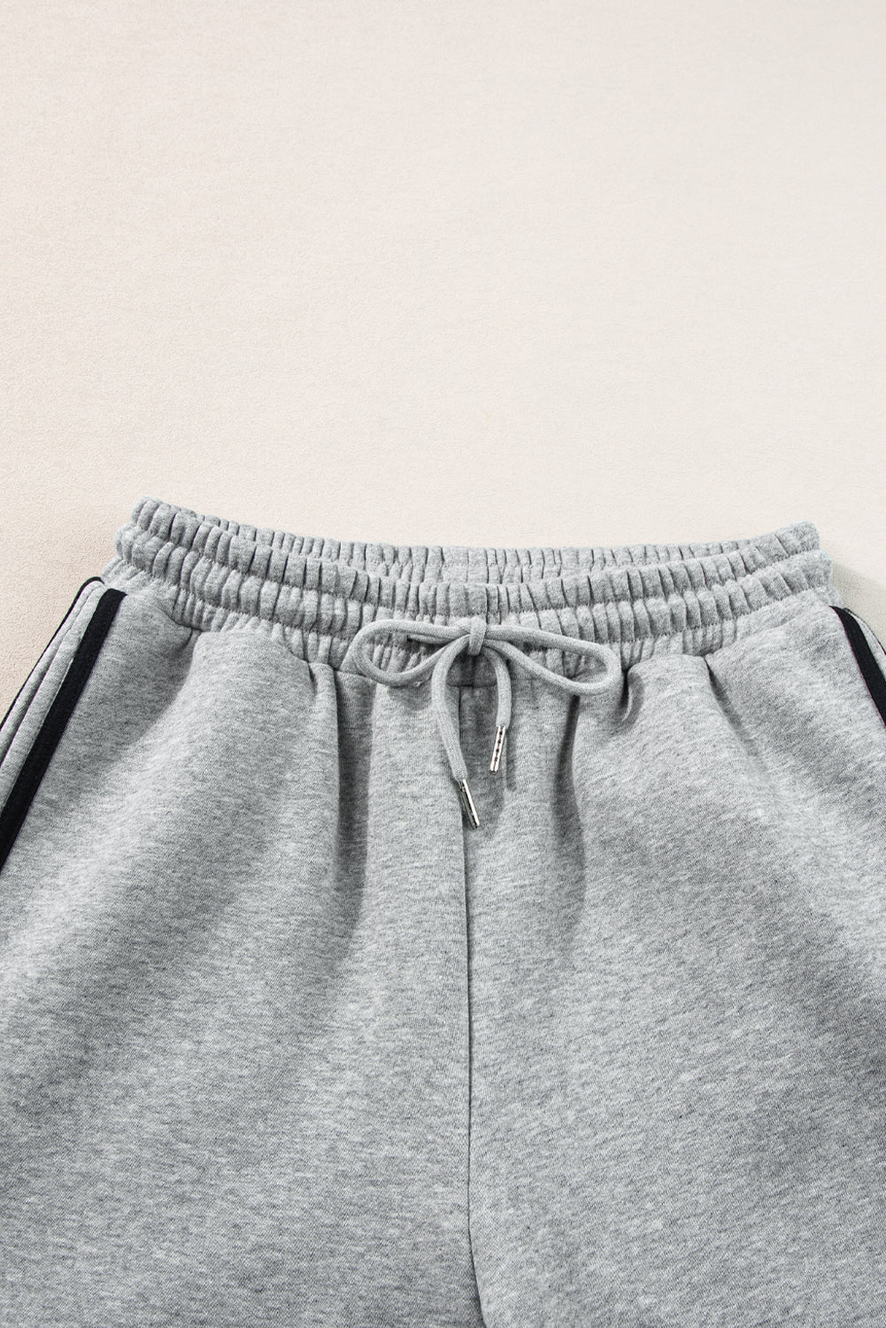 Conjunto deportivo de pantalón y top con cuello redondo y rayas laterales